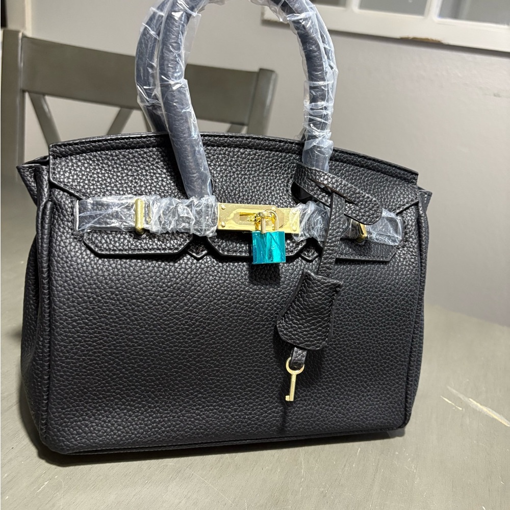 Elegant Black Handbag Kelly style